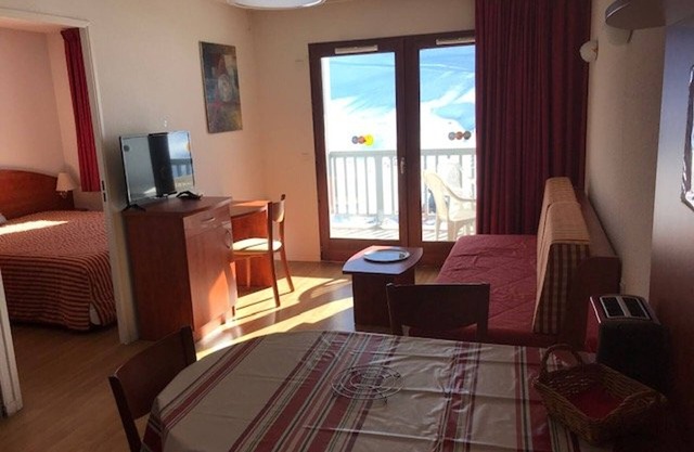 Cozy 1-Bedroom Apartment for 4 with Covered Pool, Gym, Parking, Near Slopes