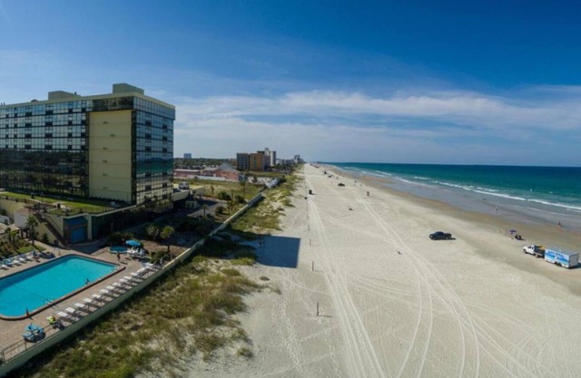 Cozy 1-bedroom condo with kitchenette, pool & tiki bar in Daytona Beach