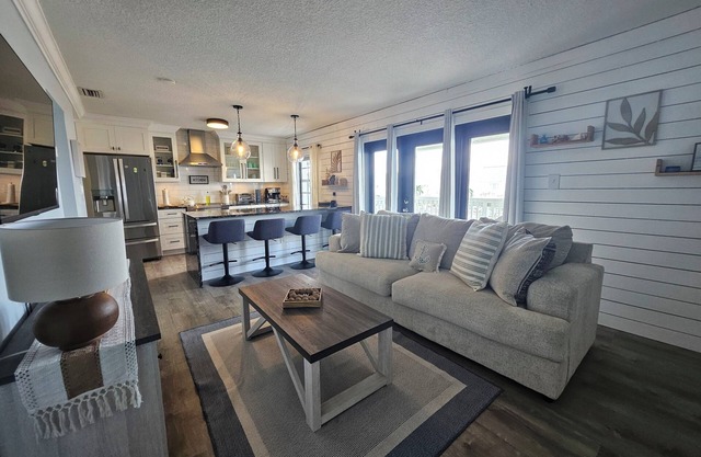 Cozy 1-bedroom condo in delightful St. Petersburg, quiet gated community.