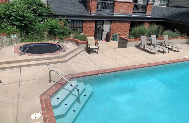Cozy 1-bedroom condo with pool, garage,and spa in awesome Boulder
