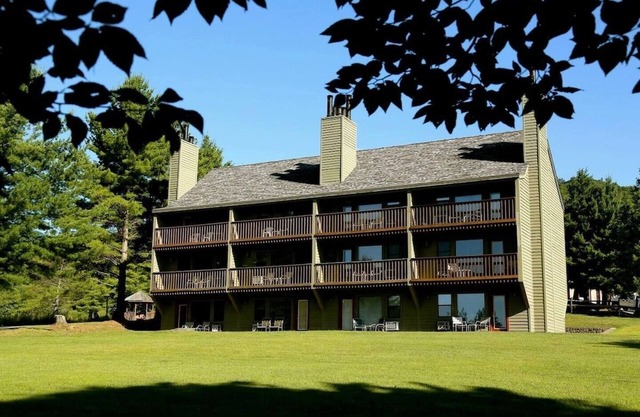 Cozy 1-bedroom Inn Suite in enchanting Canaan Valley, WV with WiFi, AC and Pool