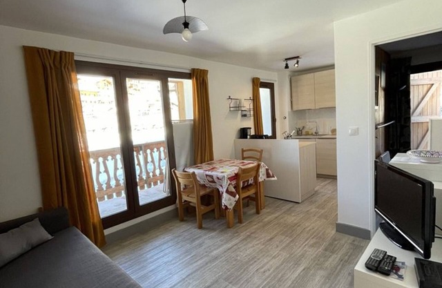 Cozy 1-BR Apartment for 4 in Heart of Alpe d'Huez, Ski-In/Ski-Out, Balcony, Ski Locker