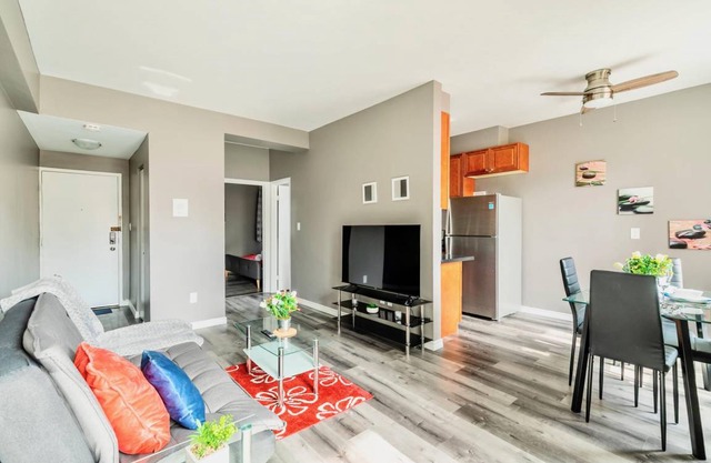 Cozy 1 King BR Apt with Netflix - PRIME Location!