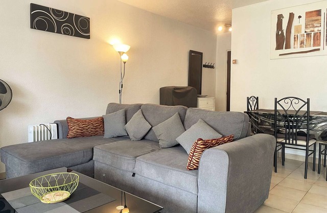 Cozy 1BR Apartment with Pool View, Terrace, and Wi-Fi in Mandelieu-la-Napoule