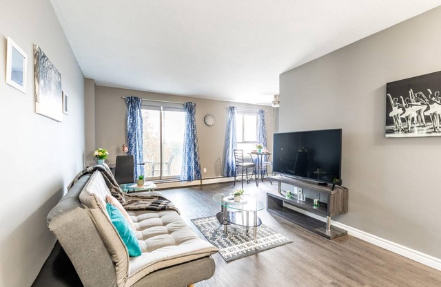 Cozy 1BR Apartment w/ King Bed - near DT Hamilton!