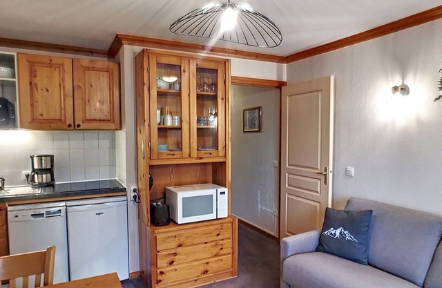 Cozy 1BR Apartment for 4, Ski-in/Ski-out Access, Balcony with Views, Les Menuires