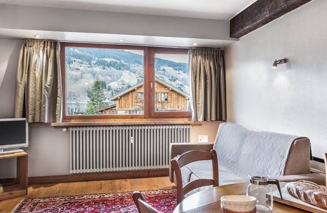 Cozy 1BR Apartment in Megève Centre - Sleeps 3, Near Market, Easy Access, Secure Parking