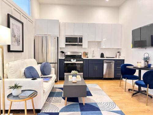 Cozy 1BR Apt Downtown Steps from Convention Center
