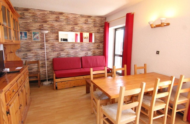 Cozy 1BR Apt for 6, Ski-In/Out Access, South/West Balcony, Pet-Friendly, Central l'Alpe d'Huez
