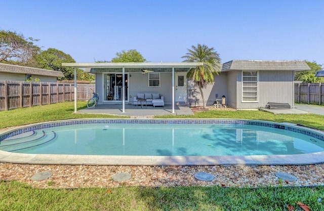 Cozy 2 bdr retreat home w/ pool & lush yard