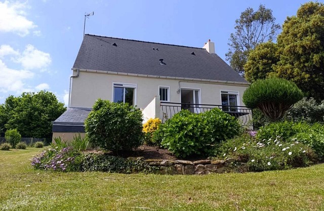 Cozy 2-Bed Home, Peaceful Area, Near Beach, Garden & BBQ