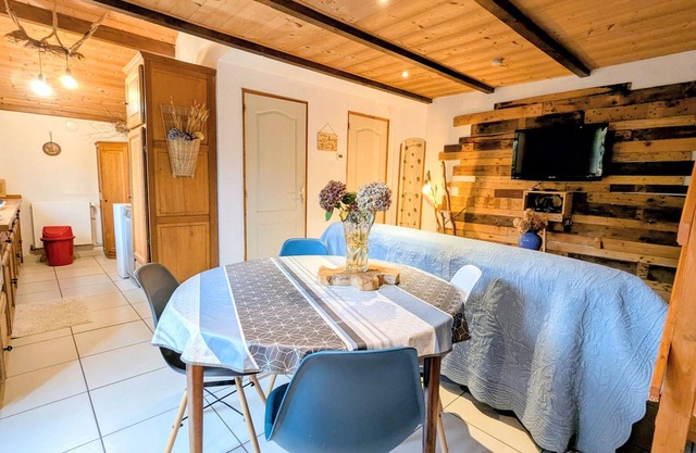 Cozy 2-Bed Rental with Mountain Views, Private Terrace, and Nearby Waterfalls