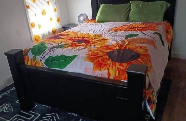 Cozy 2-bedroom apartment minutes from Downtown Detroit