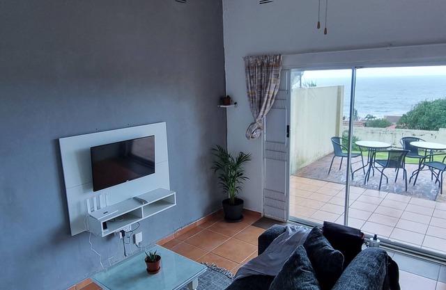 Cozy 2-bedroom apartment in tranquil Margate with WiFi