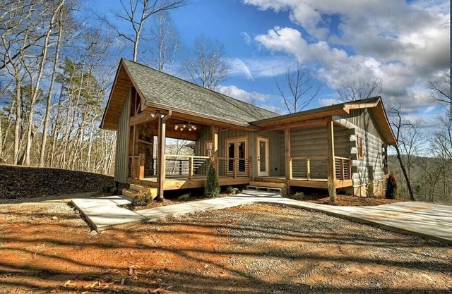 Cozy 2-bedroom cabin in charming Ellijay