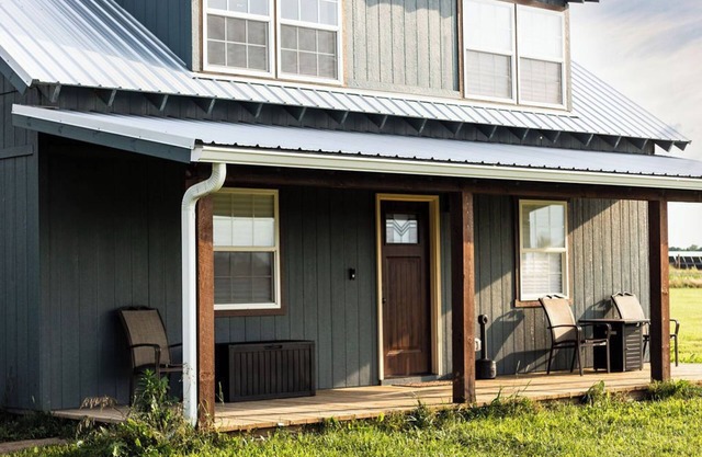 Cozy 2-bedroom cabin in charming Harrod with WiFi, AC