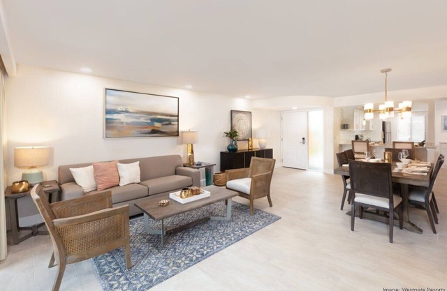Cozy 2-bedroom condo with private lake and water park in beautiful Orlando!