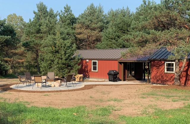 Cozy 2 Bedroom Cottage in the Woods, Near Enchanting Petoskey, MI, With WiFi