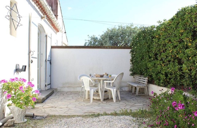 Cozy 2-Bedroom House, 150m from Beach, Terrace, and Parking