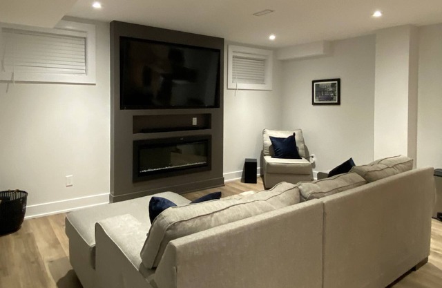 Cozy 2 Bedroom Guest Suite -(Bradford, Ontario)