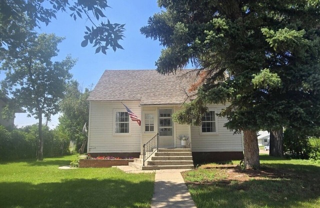 Cozy 2 Bedroom Historic Cottage in beautiful Chinook, Montana.