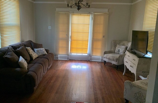 Cozy 2 bedroom house 10 minutes from downtown