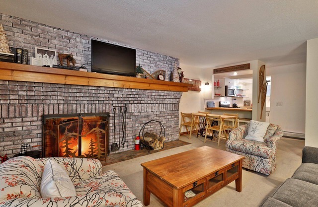 Cozy 2 BR Ski On Ski Off Condo in Killington's Sunrise Mountain Village. Pool. Hot Tub.