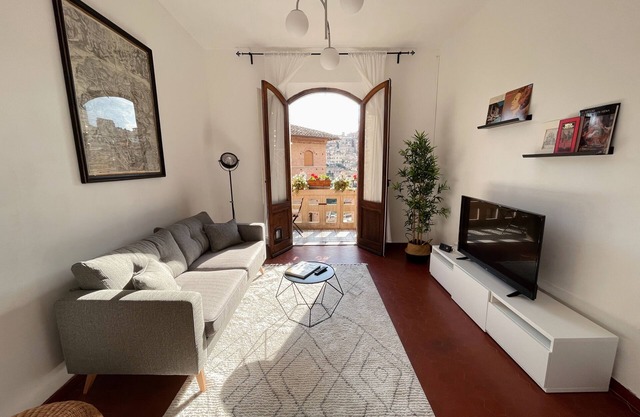 Cozy 2 BR with balcony near Piazza Del Campo