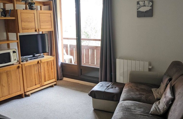 Cozy 2-Room Cabin apt w/Balcony, Ski-In/Out, Close to Shops, Sleeps 6