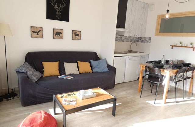 Cozy 2-Room Apartment for 6, Near Slopes, South-Facing Balcony, Parking, No Pets