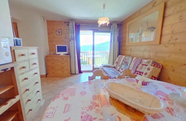 Cozy 2-Room Apt with Pool, Balcony & Parking - Sleeps 4, Near Les Saisies