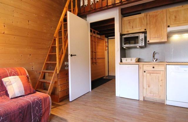 Cozy 2-Room Apartment for 5 with Ski-In/Ski-Out Access at Alpe d'Huez