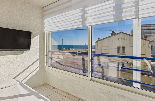 Cozy 2-room apt, sleeps 4, 30m beach, elevator