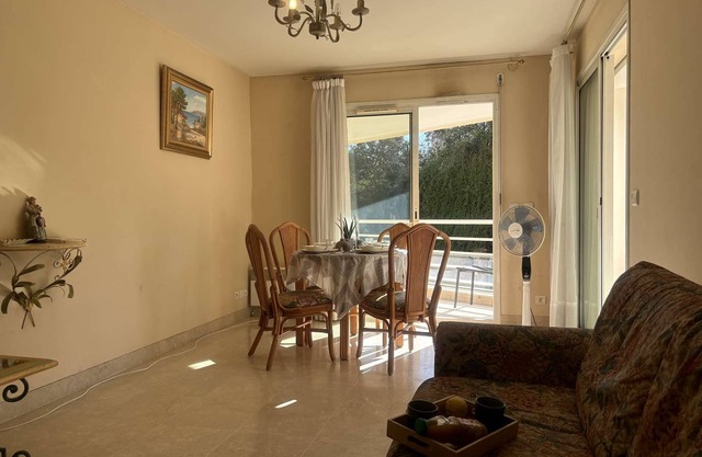 Cozy 2-Room Apt with Parking, Balconies & Near Beach in Juan-les-Pins