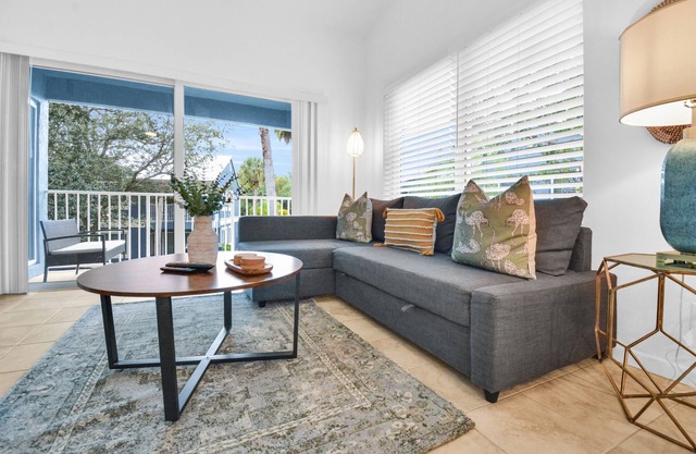 Cozy 2BR, 2BA apartment on top floor in quiet West Boca Raton community