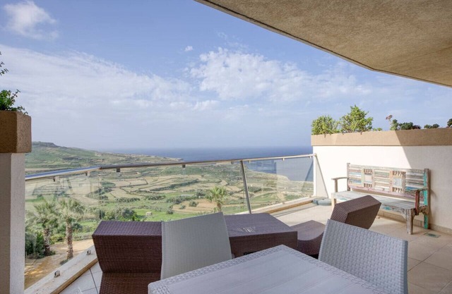 Cozy 2BR Apt with Breathtaking Balcony views!