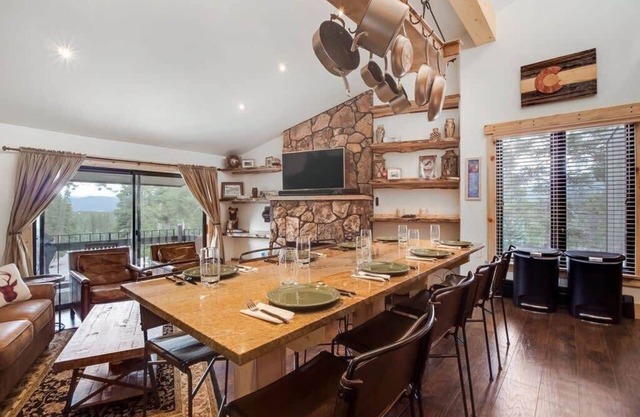 Cozy 2BR Condo Near Peak 8 & Town w/Hot Tub Access