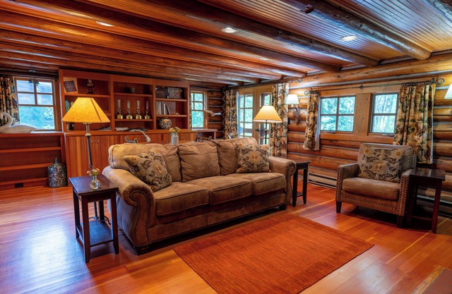 Cozy 2BR Lodge Apartment with Mountain Views Historic B Bar Ranch Getaway