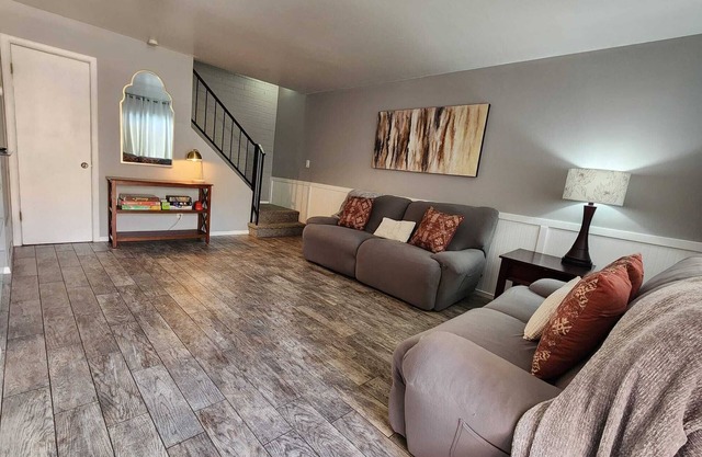 Cozy 2BR - Patio - Pet Friendly
