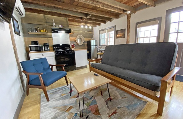 Cozy 2BR with Rustic Decor Near Downtown