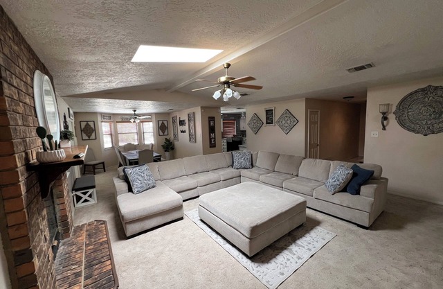 Cozy 3-Bedroom, 2-Bathroom Home with Jet Tub & Massage Chair