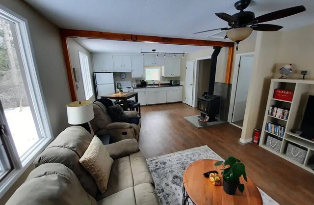 Cozy 3 bedroom cottage in the woodsnn