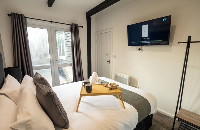 Cozy 3-Bedroom Flat - Near Fields & Harry Potter Studios