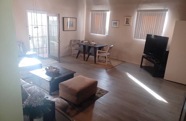 Cozy 3-bedroom hand crafted cabin in charming Lomita WiFi fully fenced yard