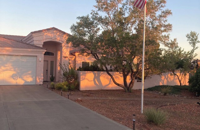 Cozy 3-bedroom house in Page with onsite parking for 4 vehicles with trailers.