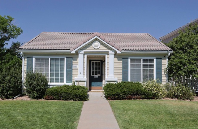 Cozy 3BD, 1.5 Bath Bungalow with Pergola Near Denver Airport