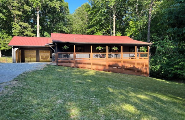Cozy 3BR Getaway, Lake access, Fire Pit, Trails