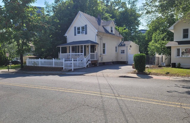 Cozy 4-bedroom house in welcoming Teaneck with WiFi, AC