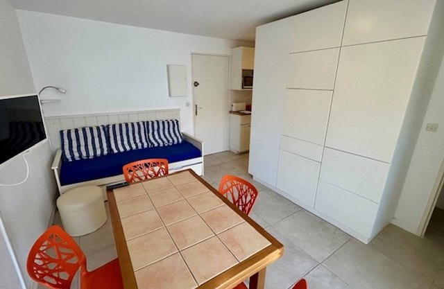 Cozy 4-Person Apartment Near Beach & Shops, Balcony, Private Parking