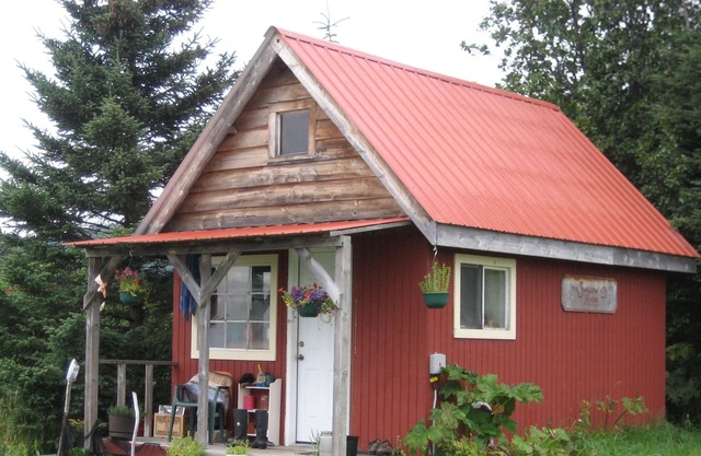 Cozy 4 person Cabin on historic Seaside Farm Songbird Sanctuary